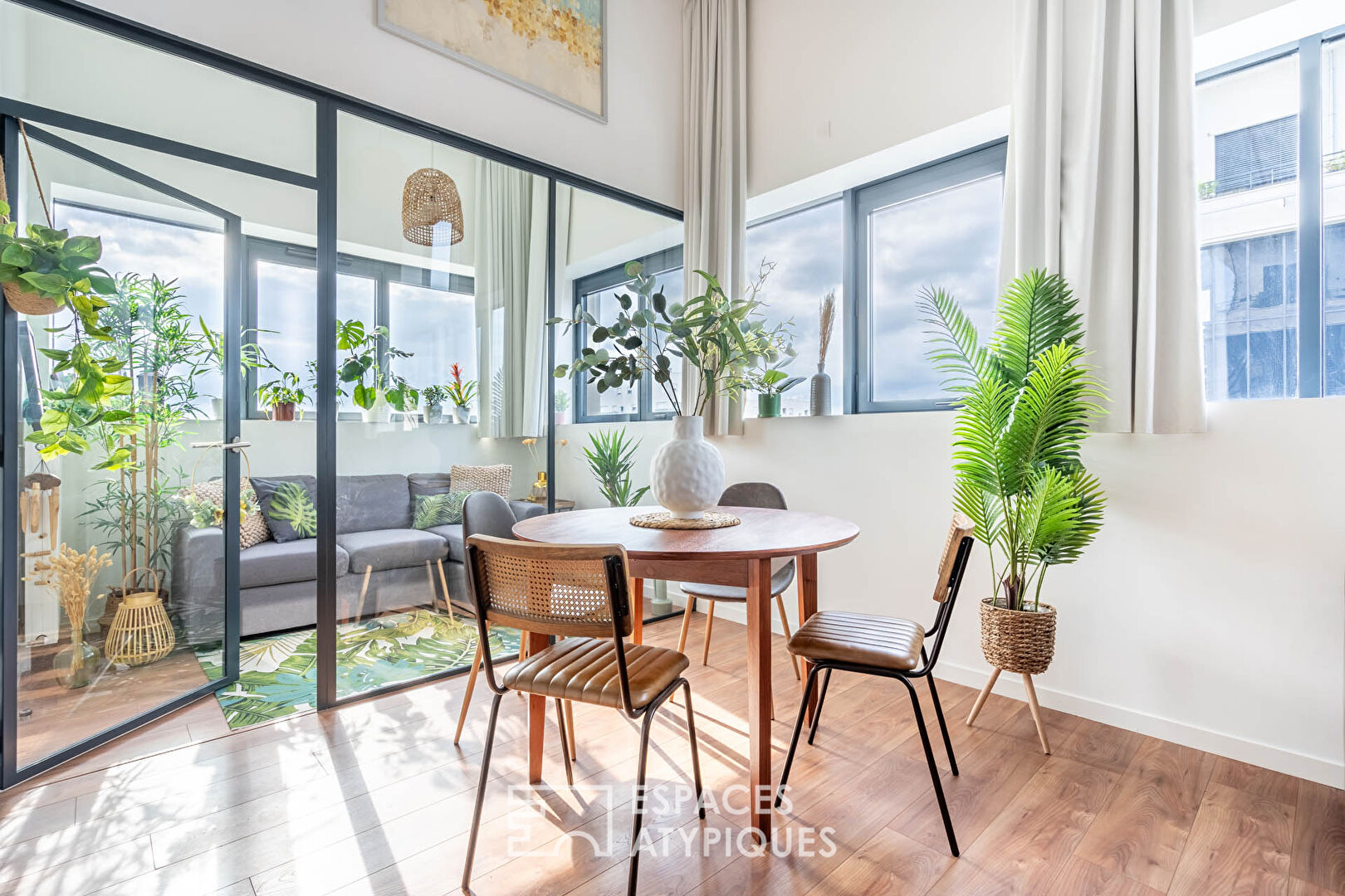 Loft contemporain avec séjour cathédrale