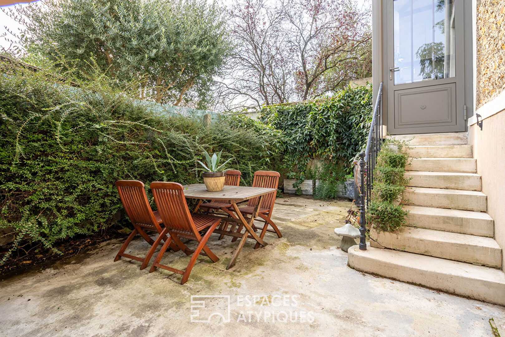 Maison bourgeoise avec terrasse et jardin