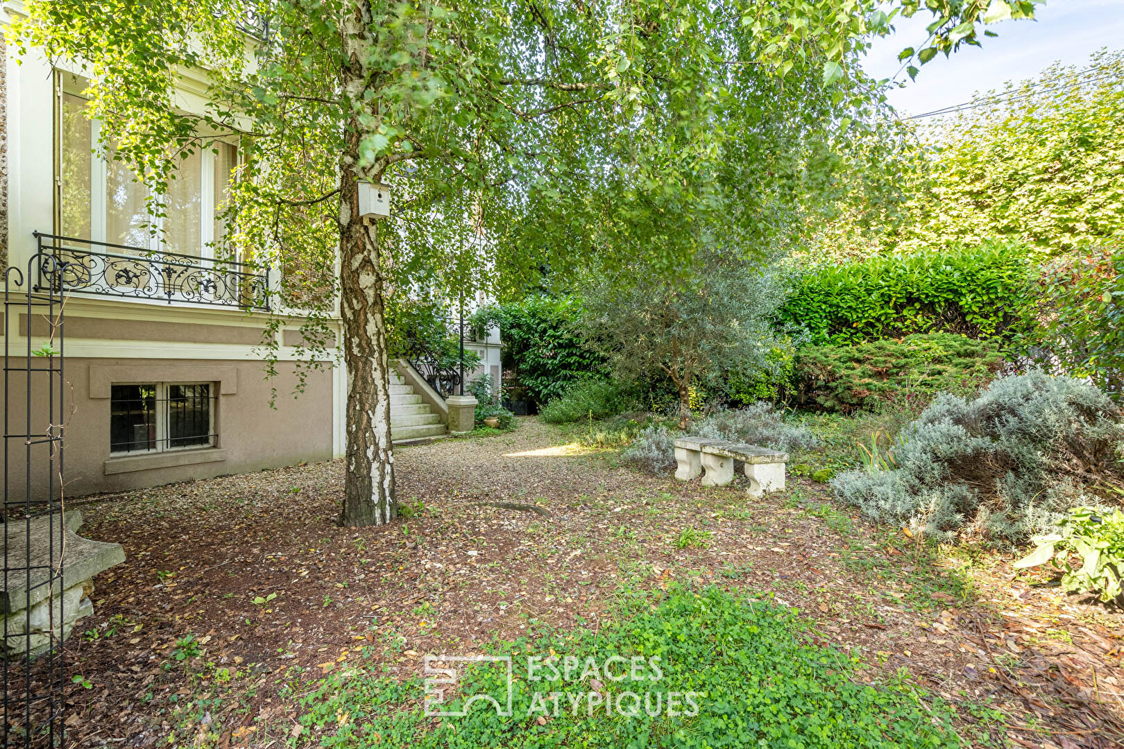 Bourgeois house with terrace and garden