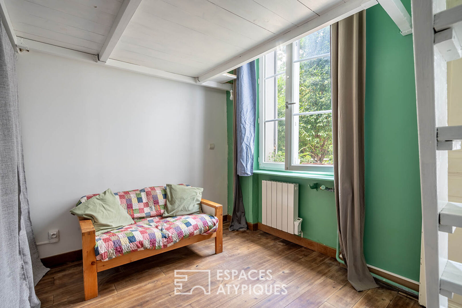 Appartement avec mezzanine sur cour arborée