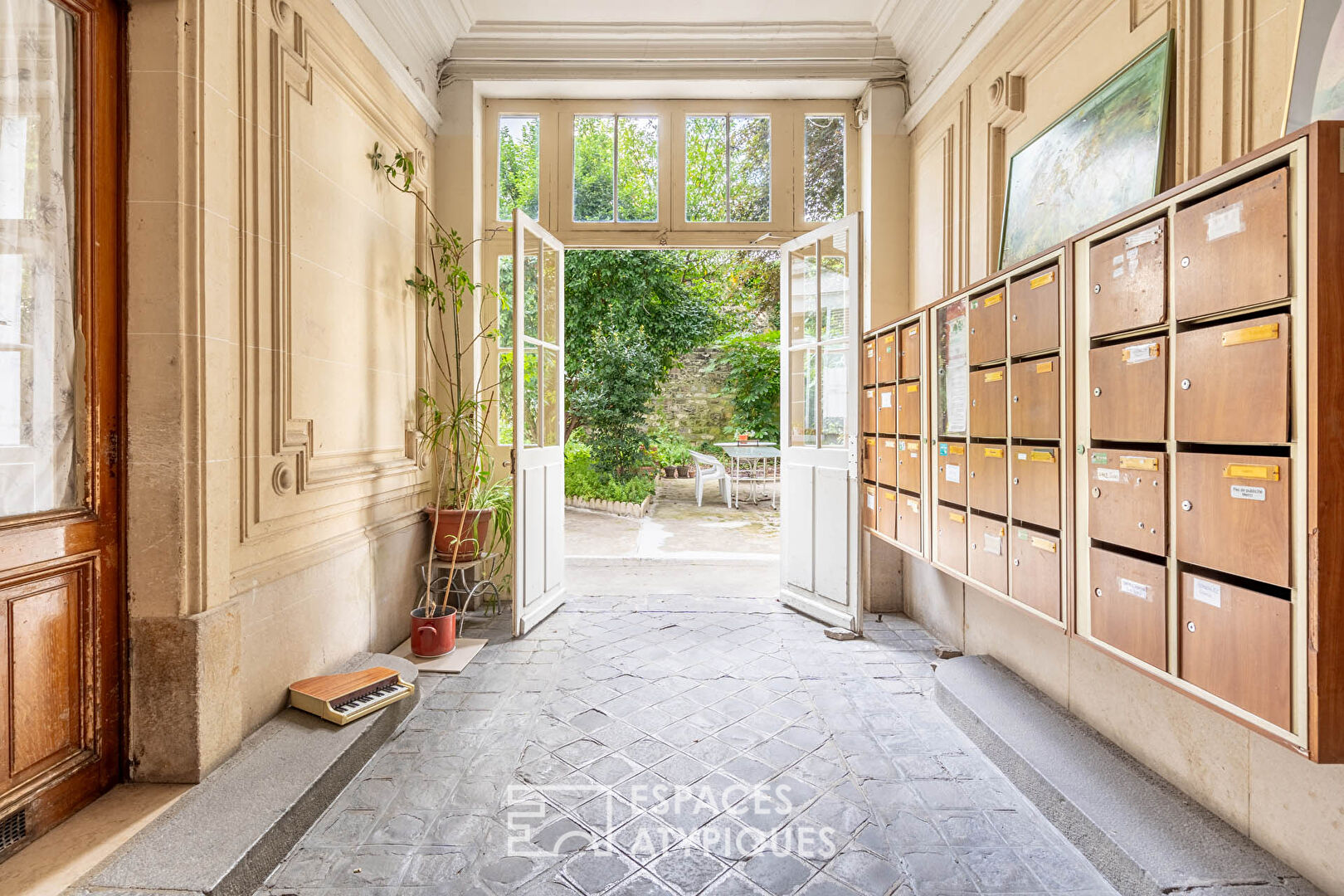 Appartement avec mezzanine sur cour arborée