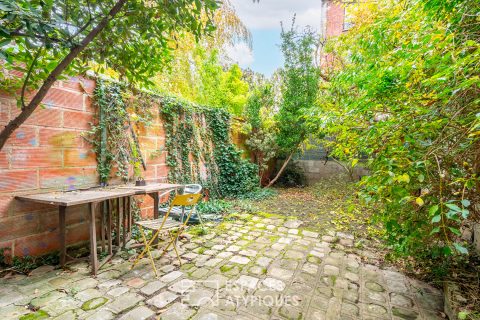 Old shop with garden on Place Carnot