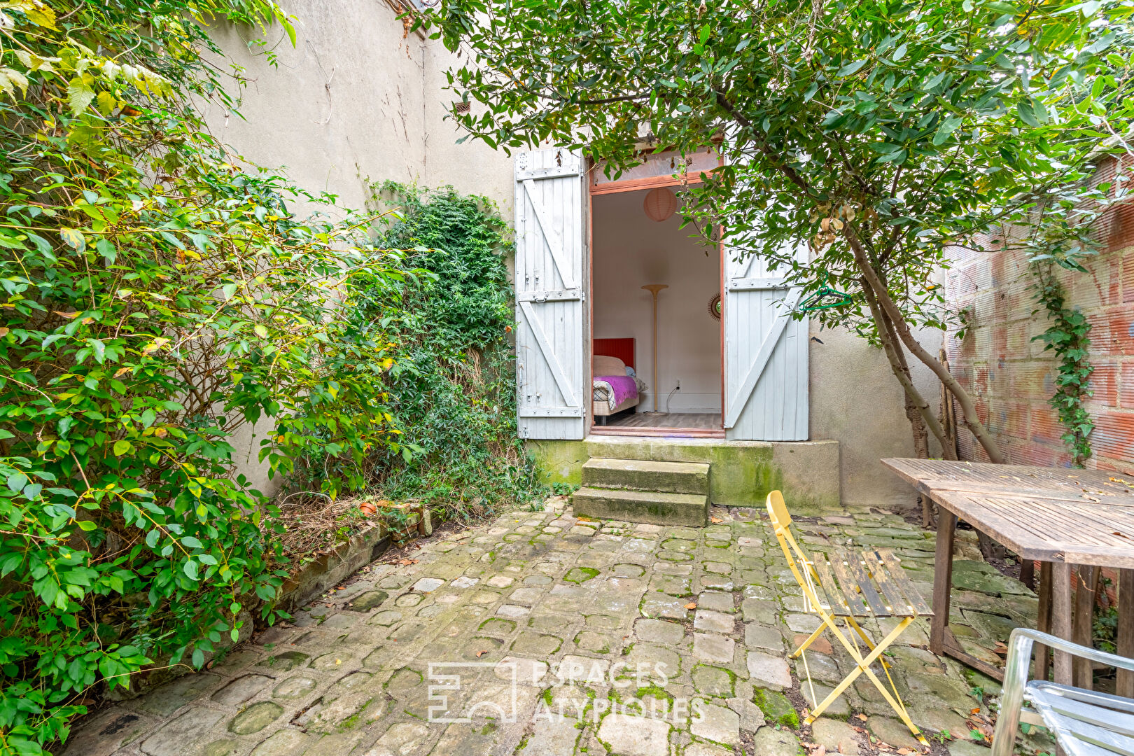 Ancienne boutique avec jardin sur la place Carnot