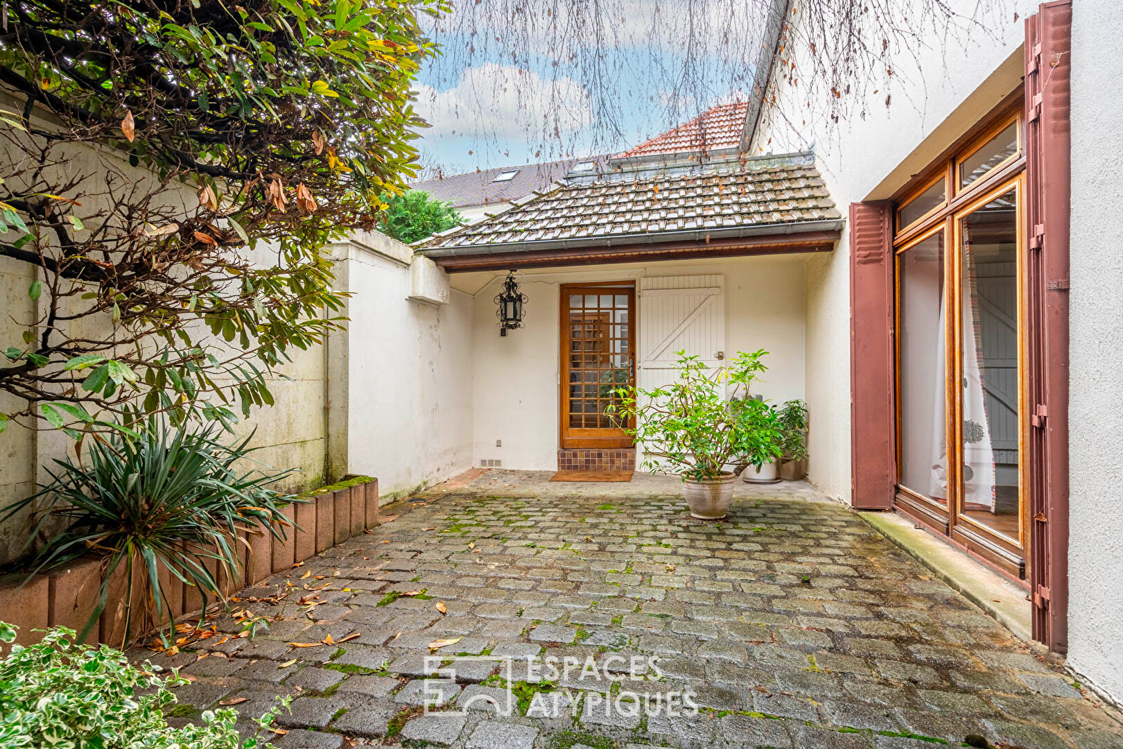 Maison avec patio et jardin