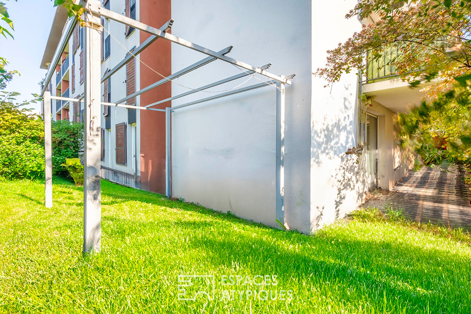 Apartment with garden