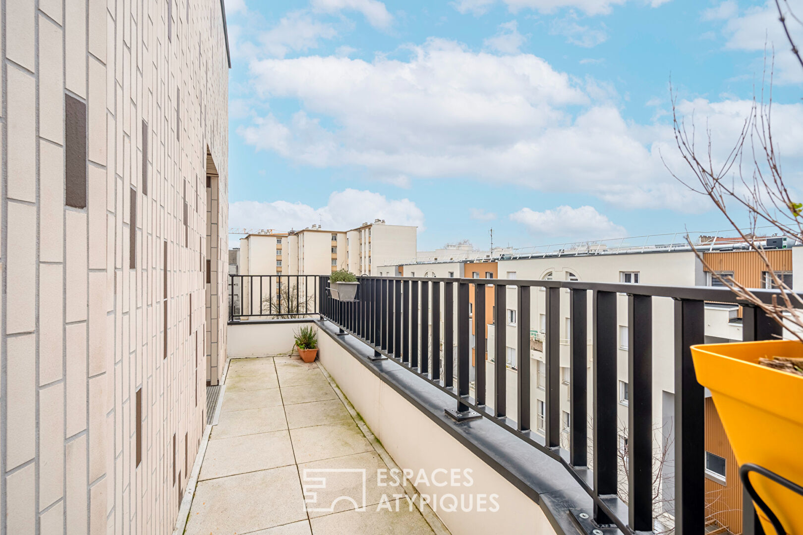 Appartement en dernier étage avec terrasse et balcon