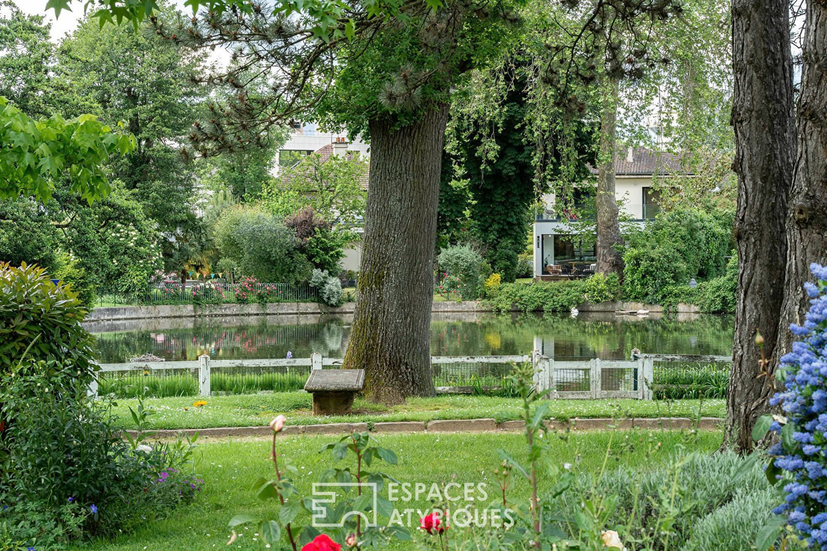 Family house on the edge of the pond in the Domaine de la Marche
