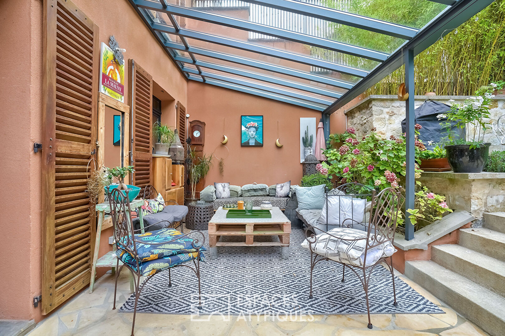 Family home and its trellis garden on the edge of Issy-les-Moulineaux