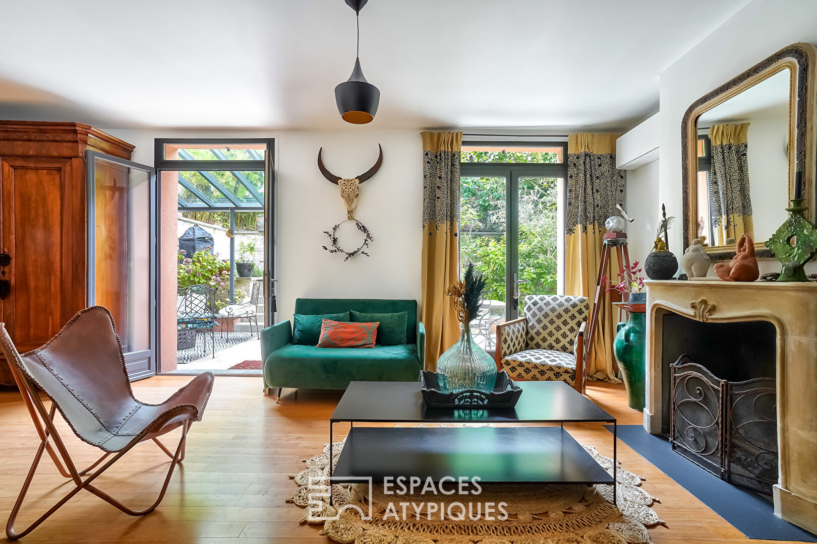 Family home and its trellis garden on the edge of Issy-les-Moulineaux