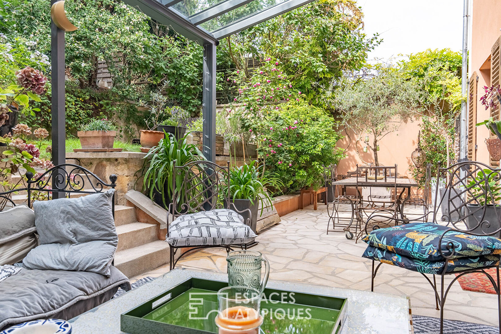 Family home and its trellis garden on the edge of Issy-les-Moulineaux