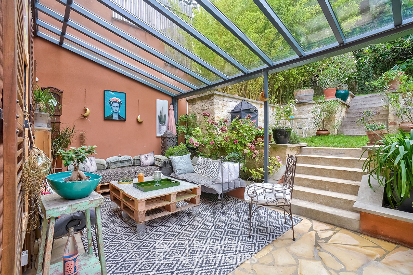 Family home and its trellis garden on the edge of Issy-les-Moulineaux