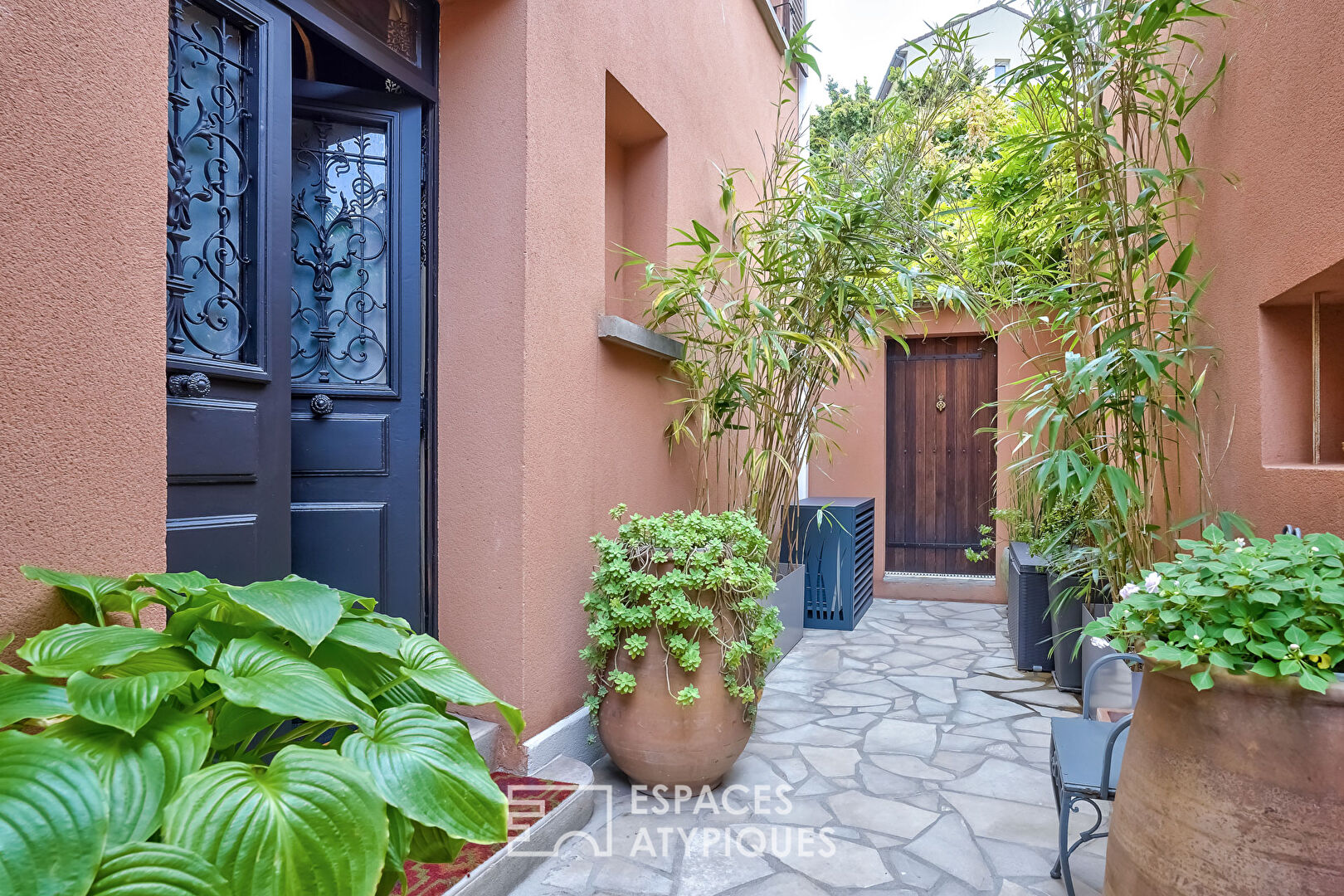 Family home and its trellis garden on the edge of Issy-les-Moulineaux