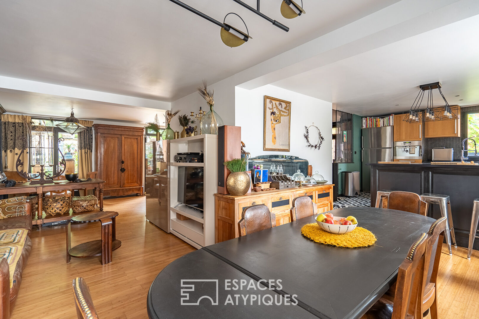 Family home and its trellis garden on the edge of Issy-les-Moulineaux