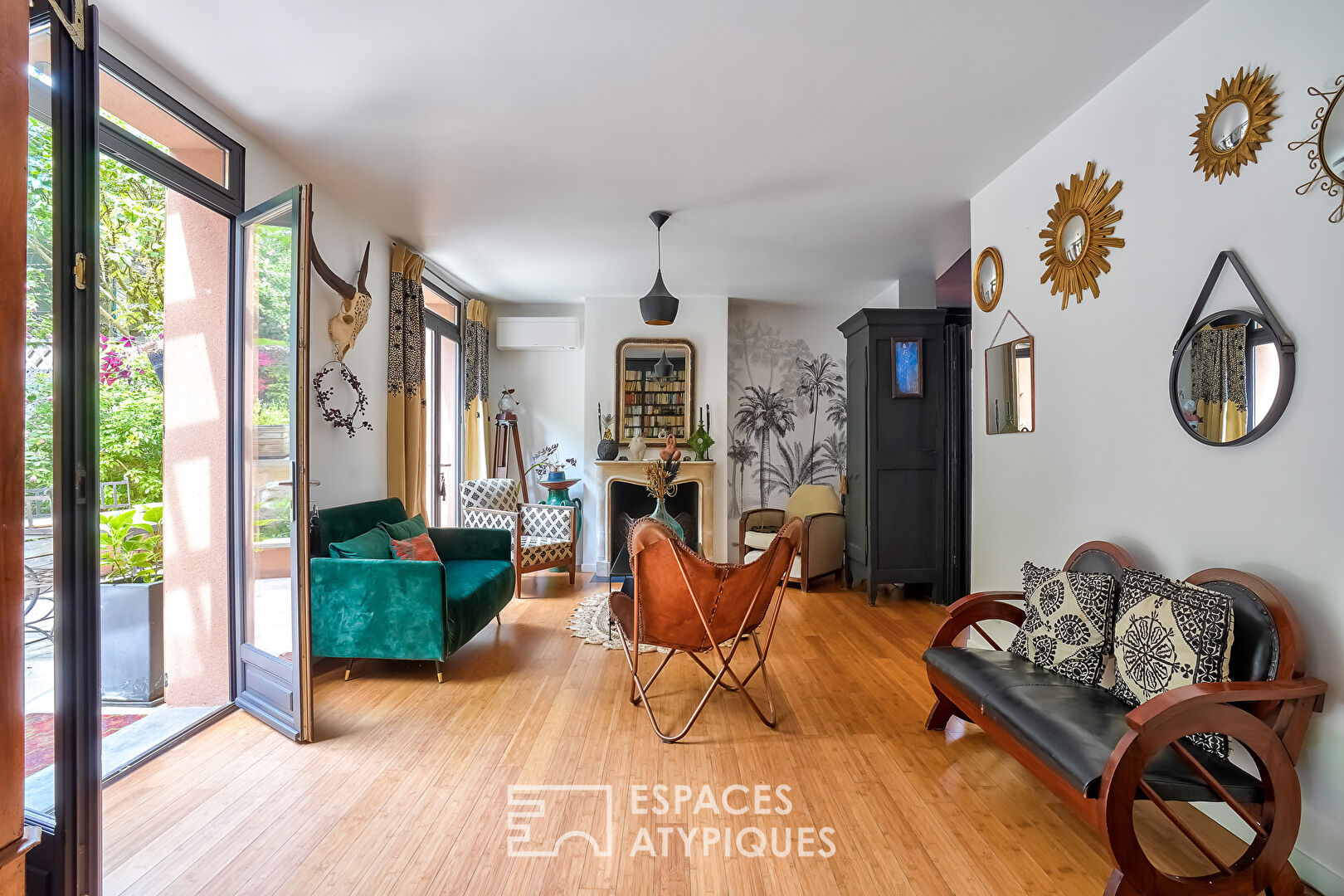 Family home and its trellis garden on the edge of Issy-les-Moulineaux