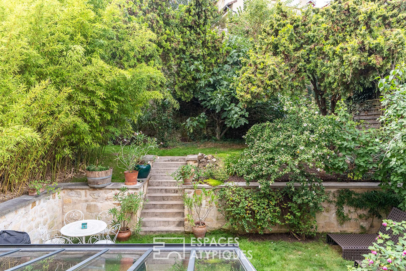 Family home and its trellis garden on the edge of Issy-les-Moulineaux