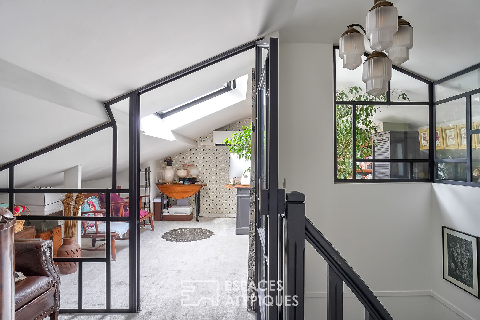 Family home and its trellis garden on the edge of Issy-les-Moulineaux