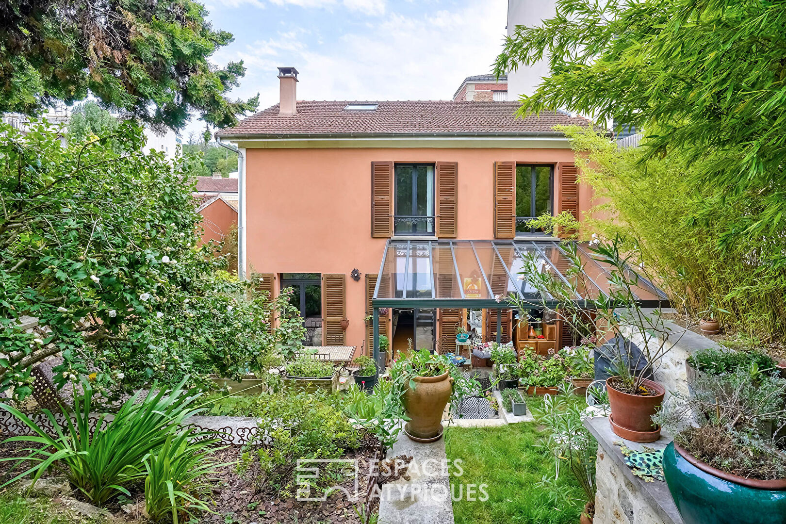 Family home and its trellis garden on the edge of Issy-les-Moulineaux