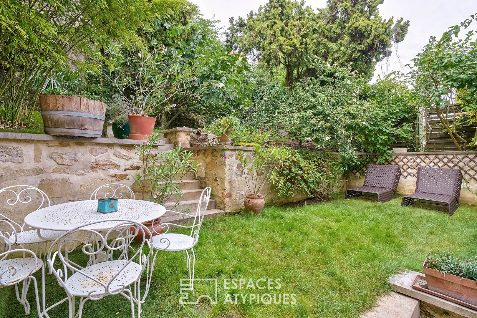 Family home and its trellis garden on the edge of Issy-les-Moulineaux