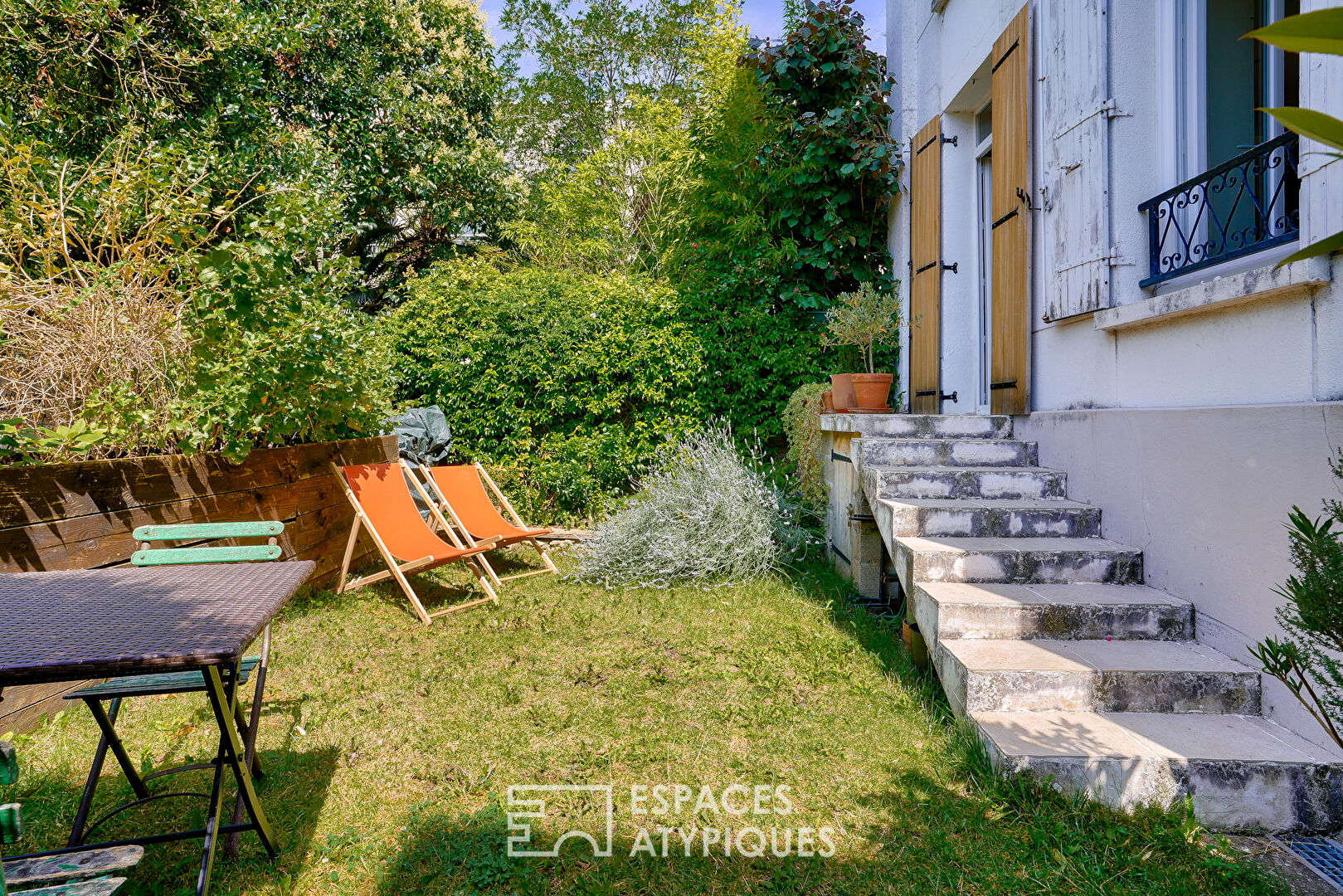 Duplex with private garden in the Bac district.