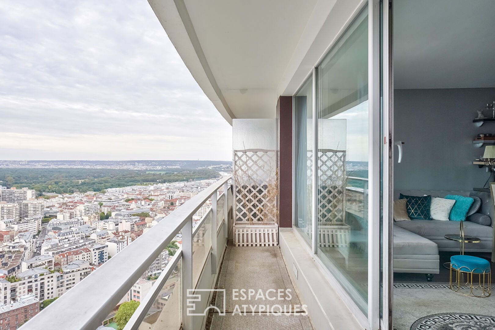 Very high floor with balcony and breathtaking view