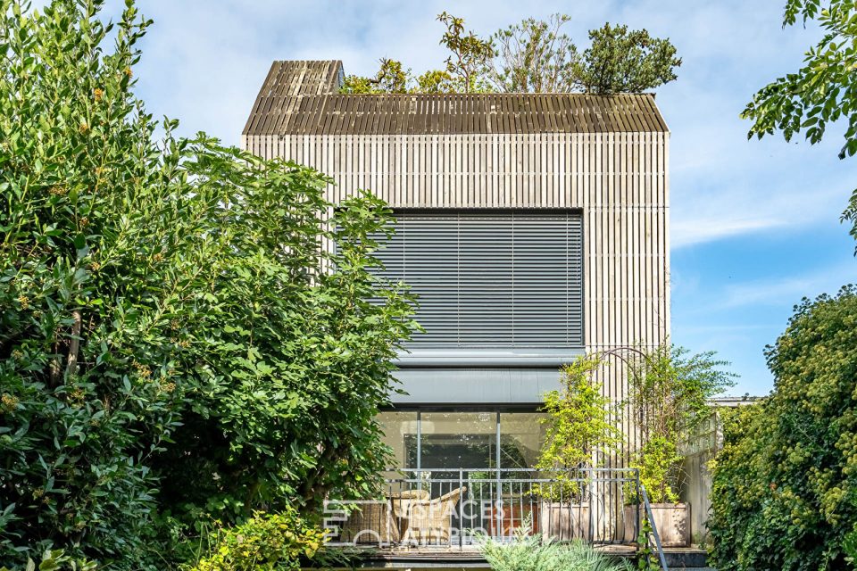 Maison d'architecte avec jardin et toit-terrasse vue Tour Eiffel à Issy-les-Moulineaux