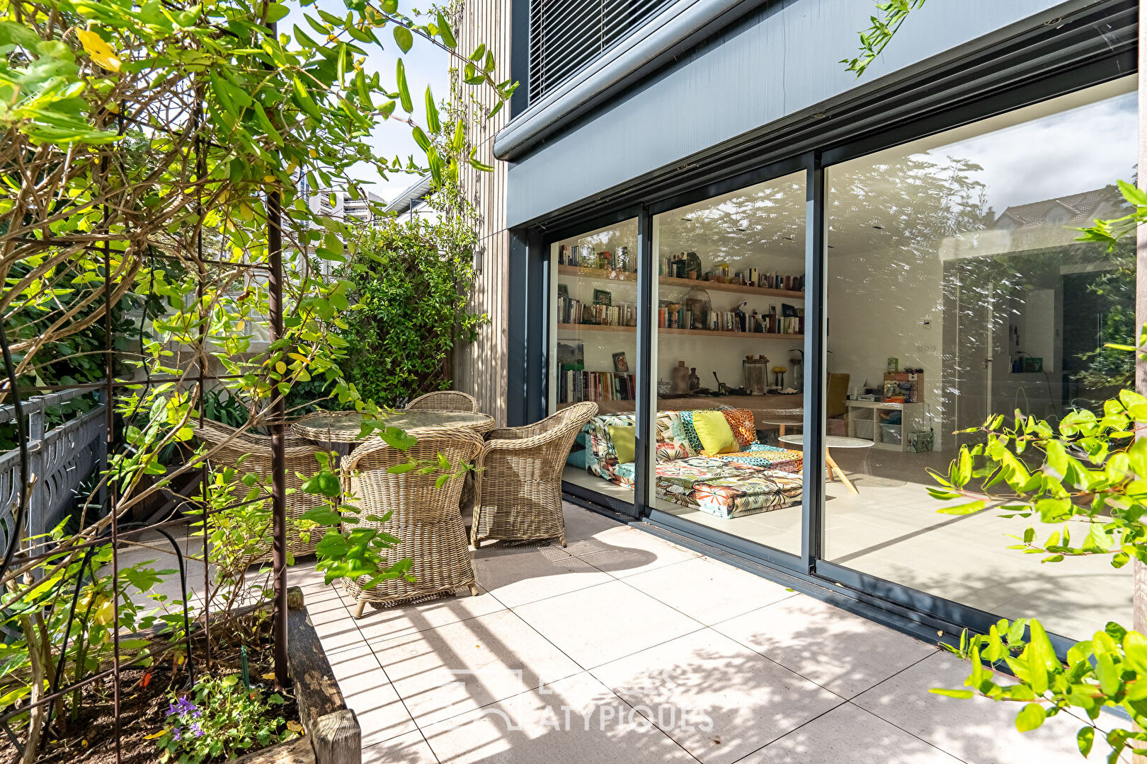 Architect’s house with garden and roof terrace overlooking the Eiffel Tower in Issy-les-Moulineaux