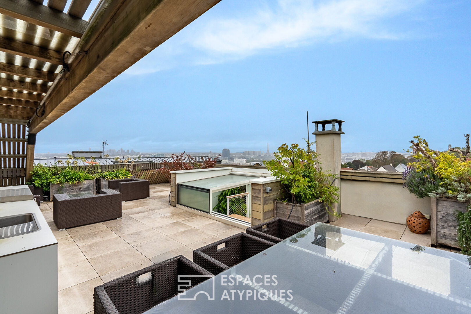 Architect’s house with garden and roof terrace overlooking the Eiffel Tower in Issy-les-Moulineaux