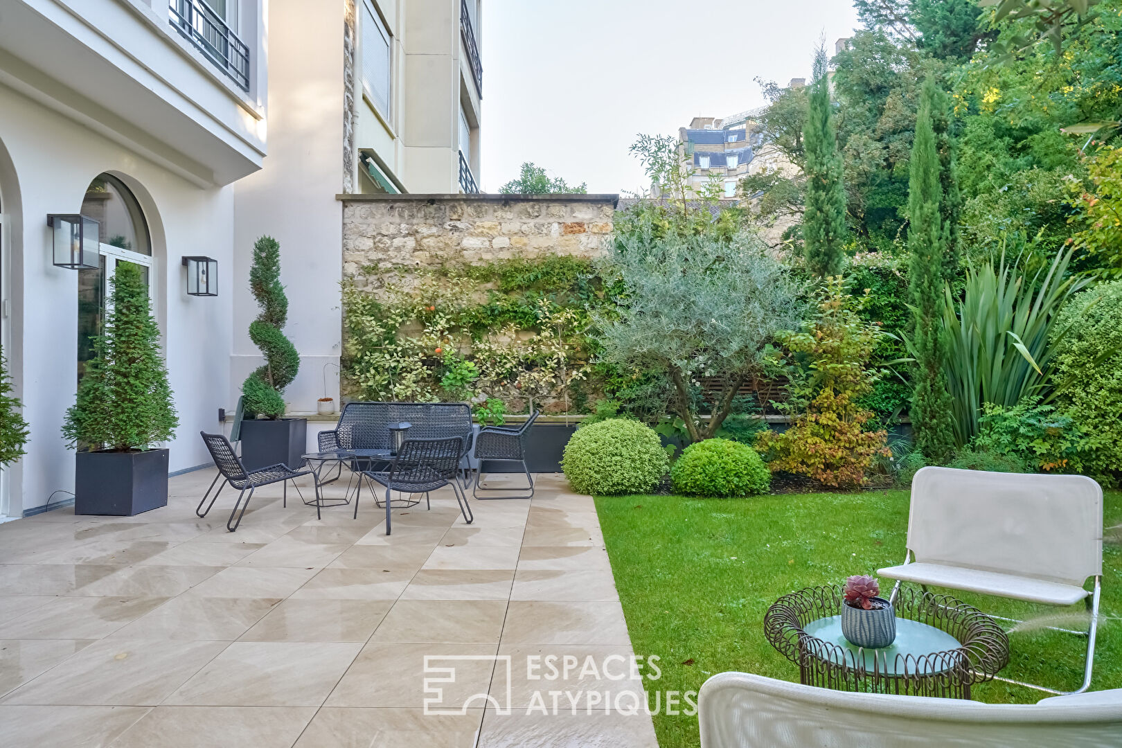 Sublime duplex familial avec jardin dans un square privatif à Neuilly