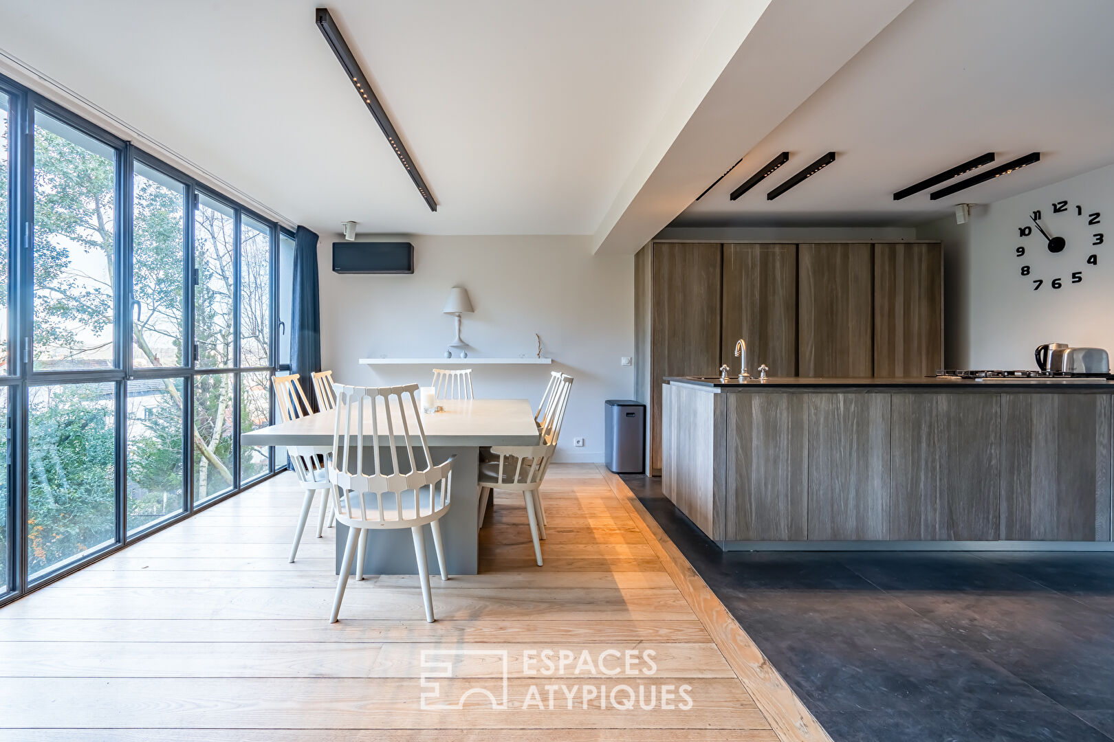 Maison d’architecte en lisière de forêt avec jardin et toit-terrasse