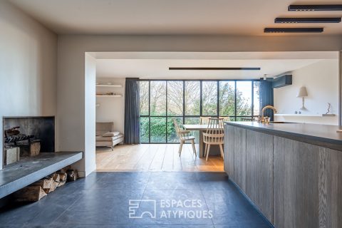 Maison d’architecte en lisière de forêt avec jardin et toit-terrasse