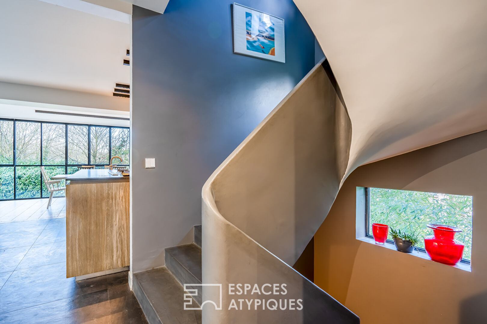 Maison d’architecte en lisière de forêt avec jardin et toit-terrasse