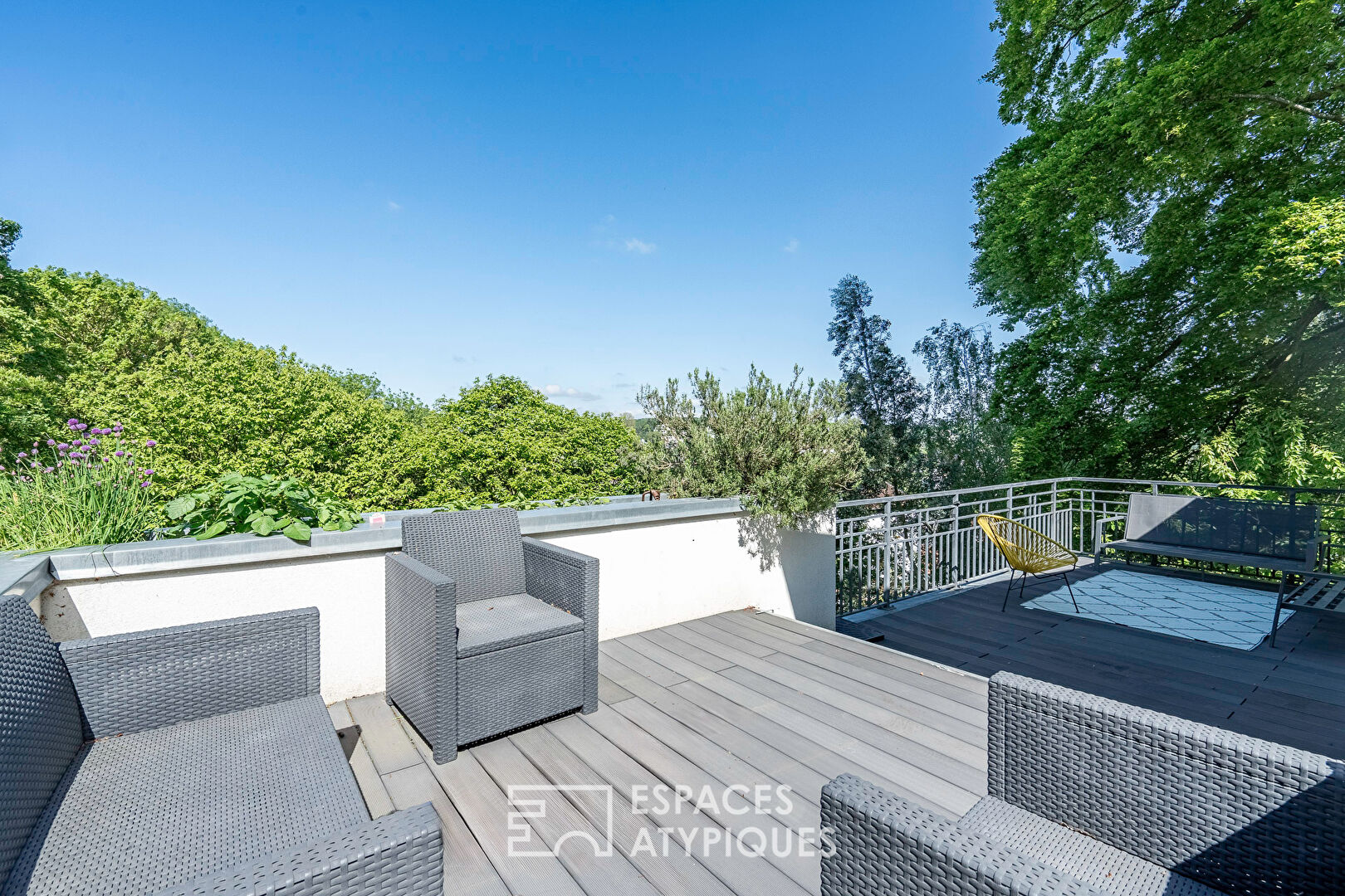 Maison d’architecte en lisière de forêt avec jardin et toit-terrasse