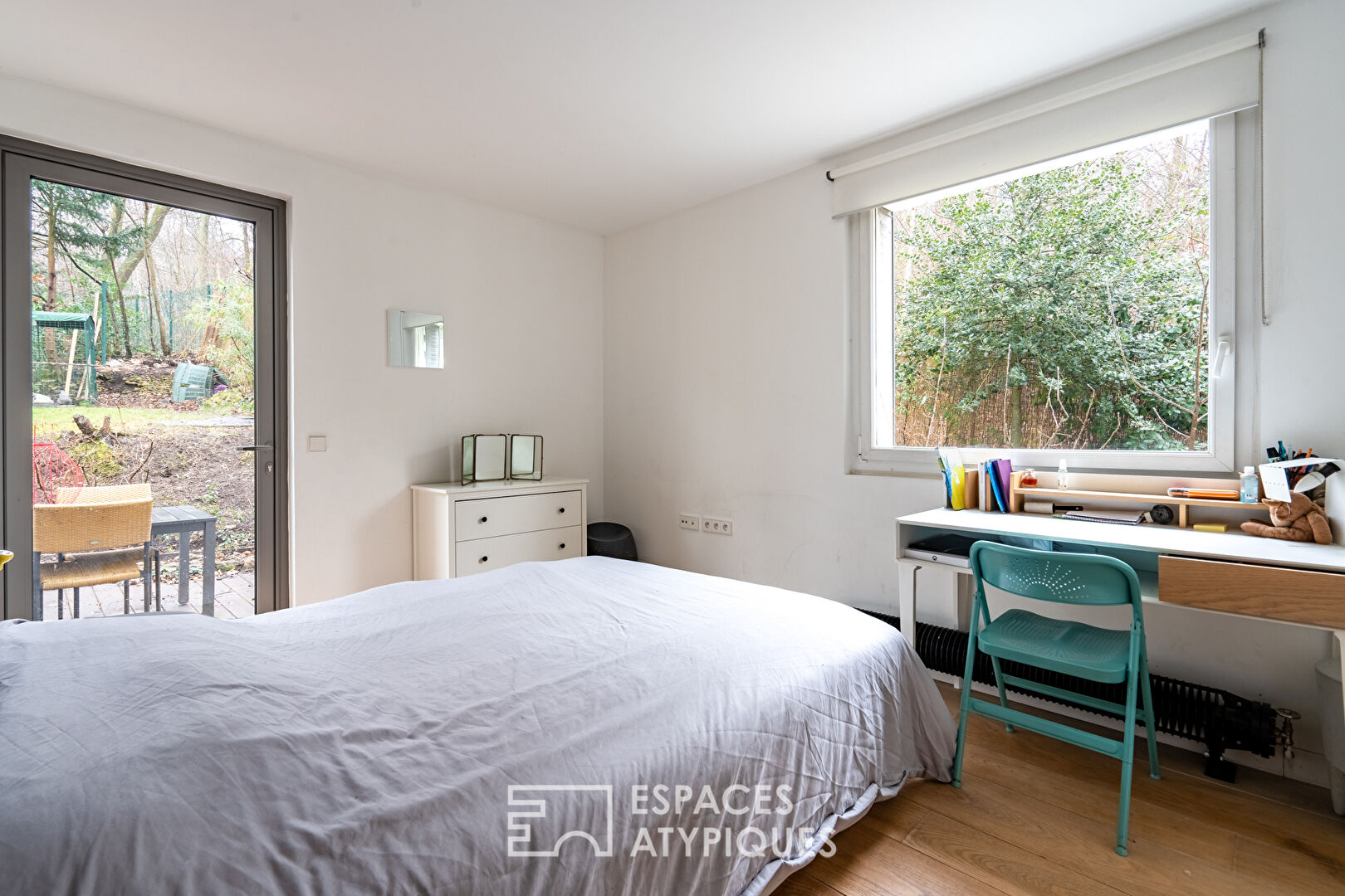 Maison d’architecte en lisière de forêt avec jardin et toit-terrasse