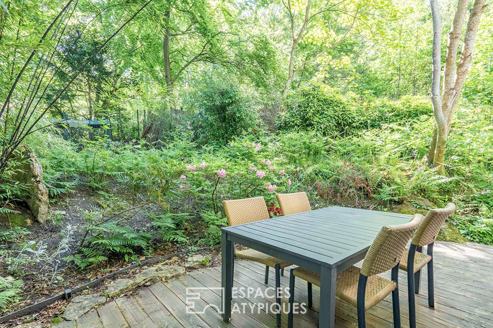 Maison d’architecte en lisière de forêt avec jardin et toit-terrasse