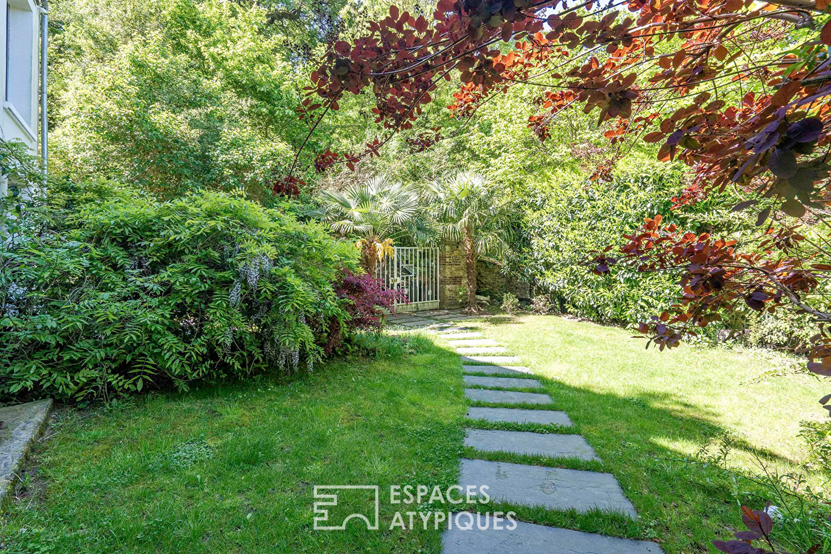 Maison d’architecte en lisière de forêt avec jardin et toit-terrasse