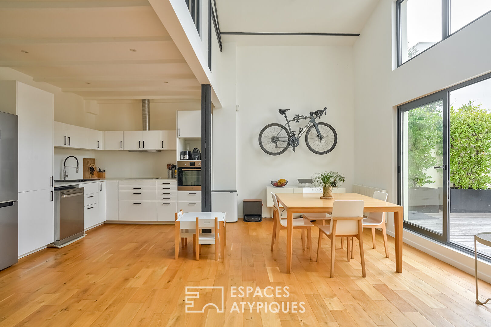 Loft with terrace at Courbevoie station