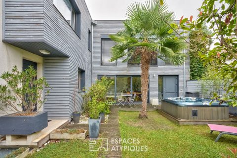 Maison contemporaine avec extension, trois terrasses, jardin et patio suspendu.