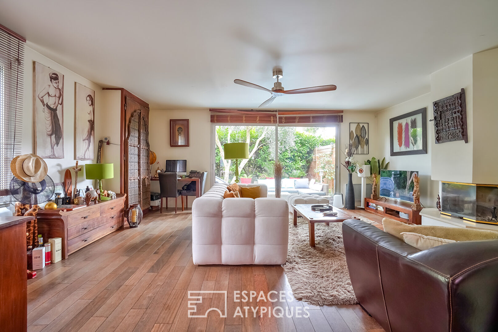 Maison contemporaine avec extension, trois terrasses, jardin et patio suspendu.