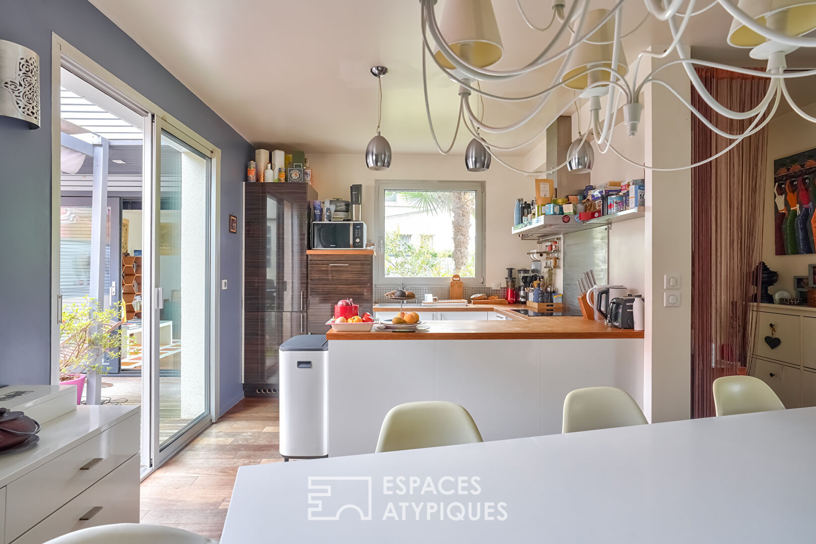 Maison contemporaine avec extension, trois terrasses, jardin et patio suspendu.