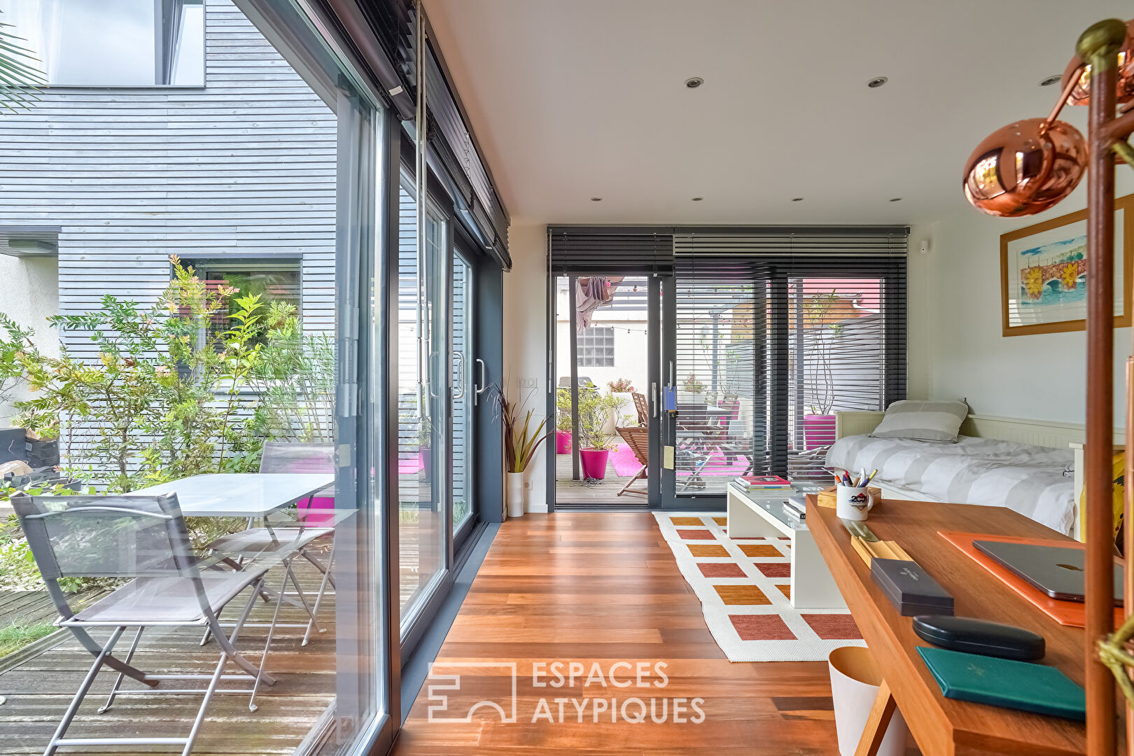 Maison contemporaine avec extension, trois terrasses, jardin et patio suspendu.