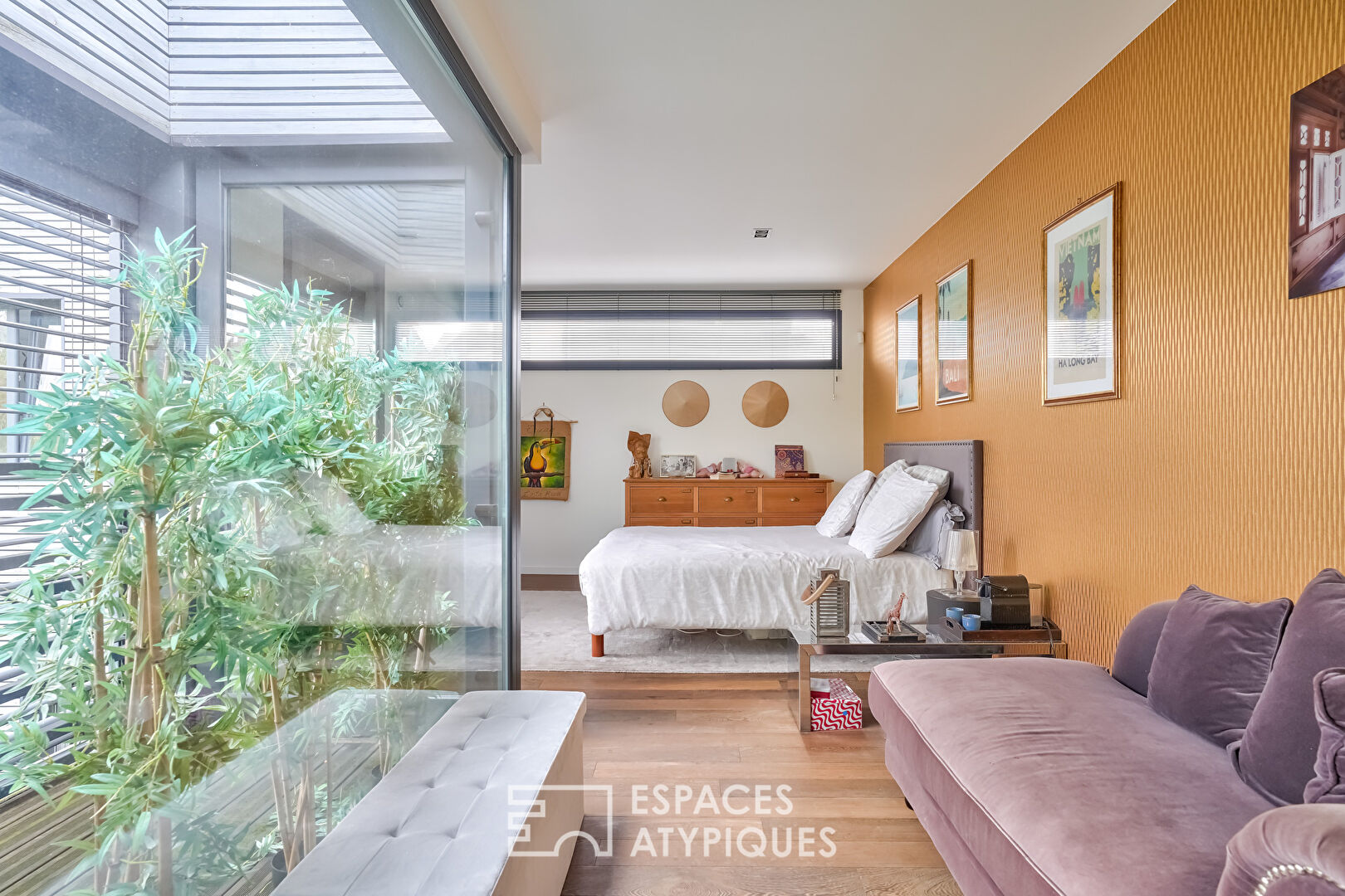 Maison contemporaine avec extension, trois terrasses, jardin et patio suspendu.