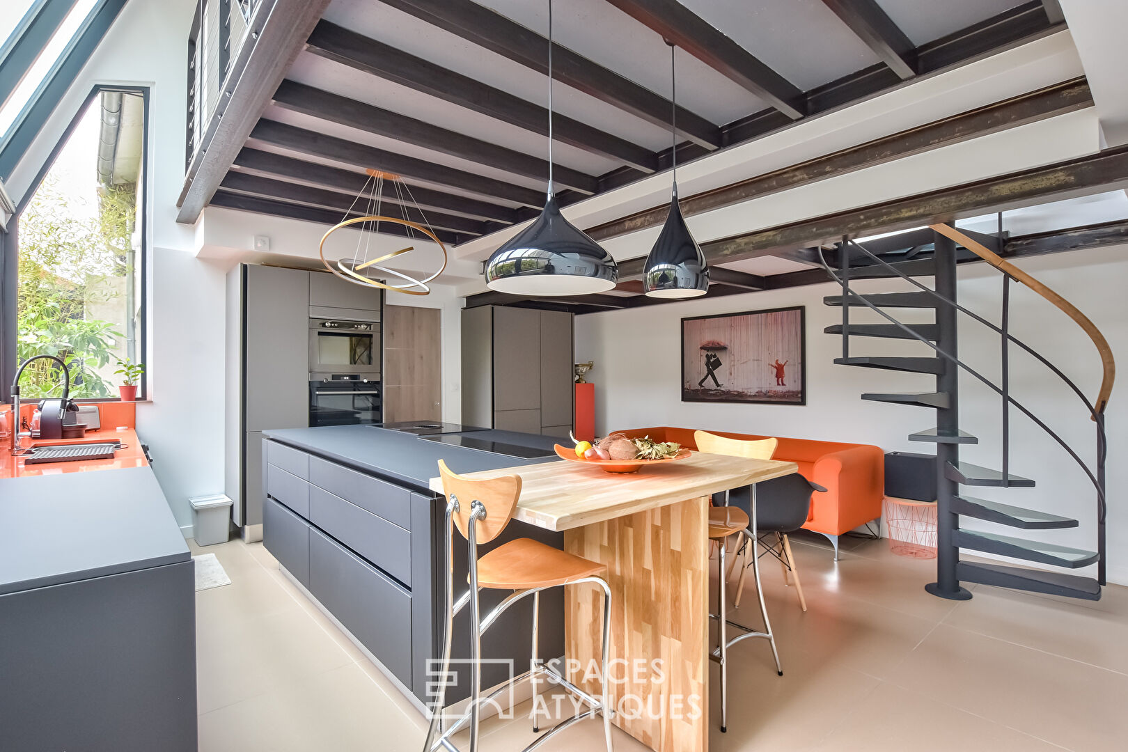 Former upholsterer’s workshop transformed into a loft with rooftop in Montretout