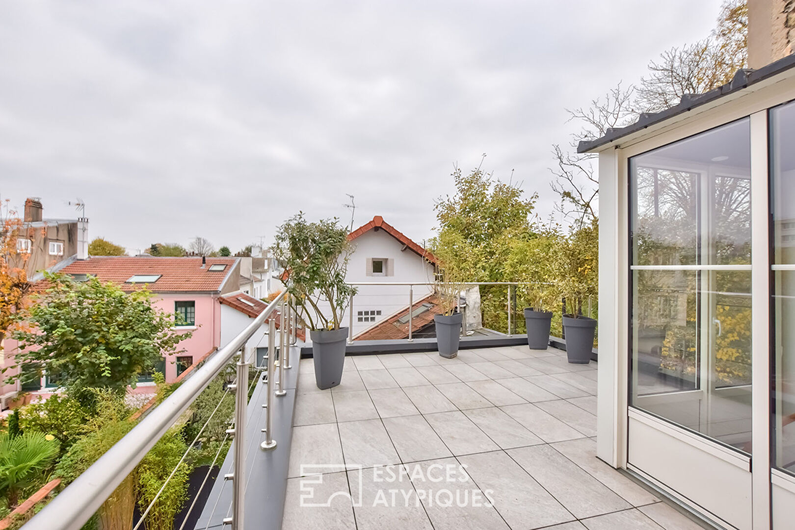 Former upholsterer’s workshop transformed into a loft with rooftop in Montretout