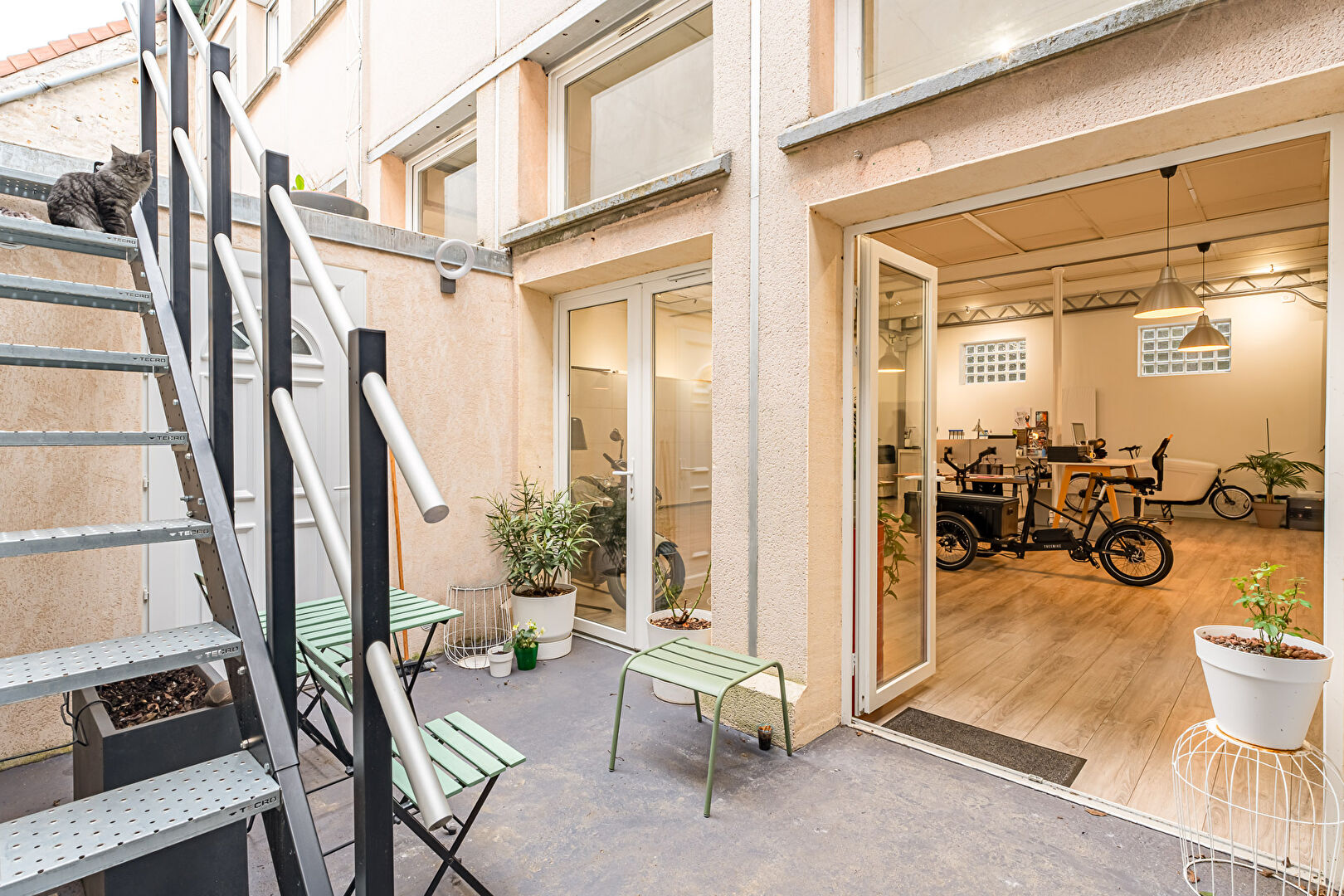 Ancien atelier transformé en loft et un vaste espace professionnel