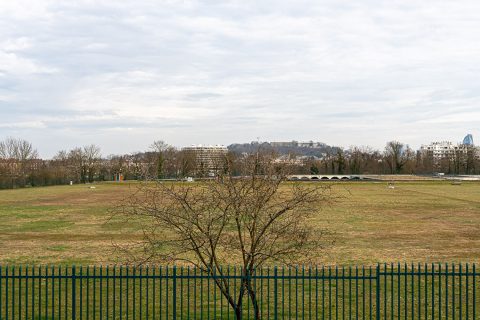 Triplex au charme d’une maison et sa cour intimiste.