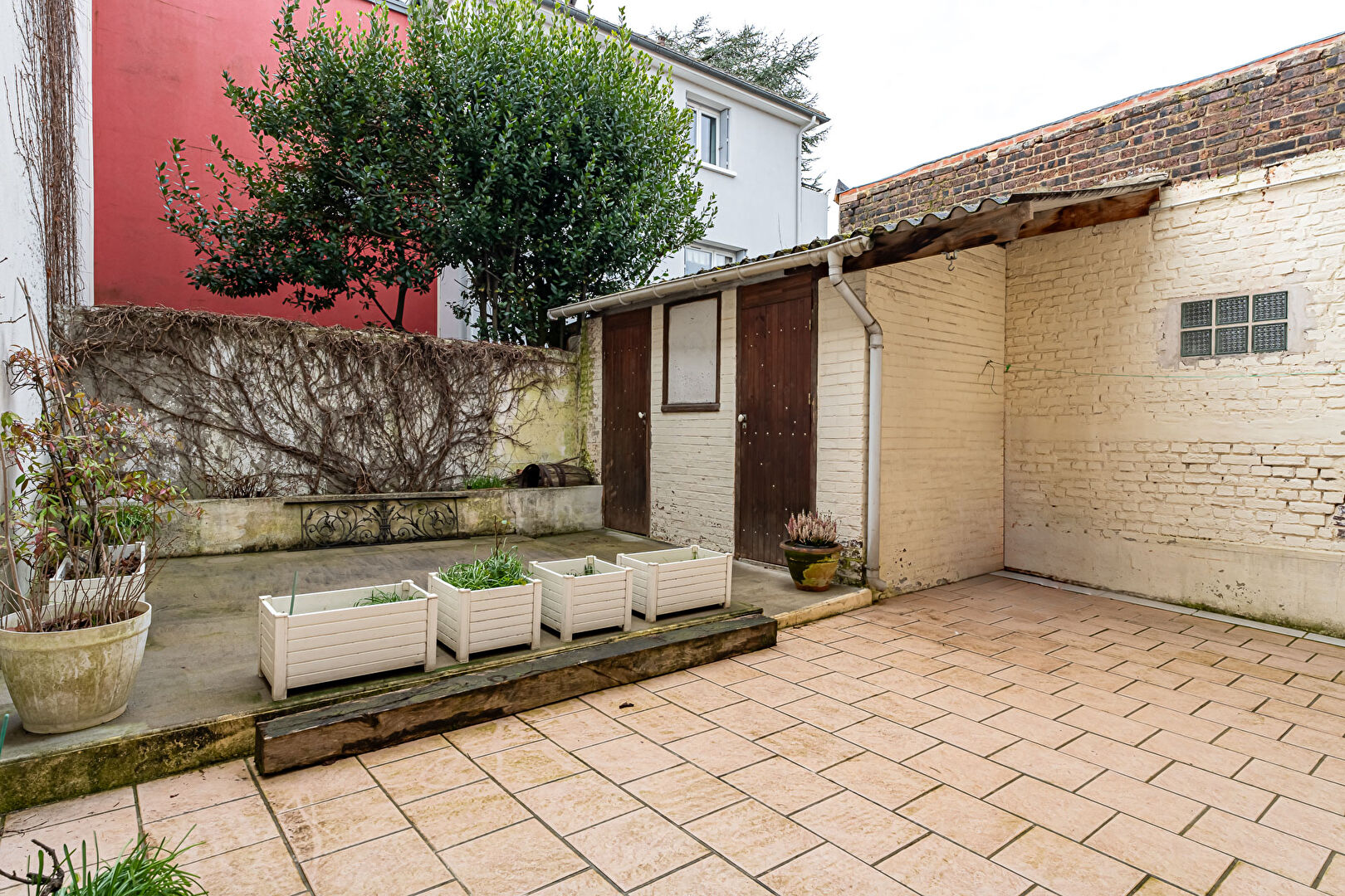 Triplex au charme d’une maison et sa cour intimiste.