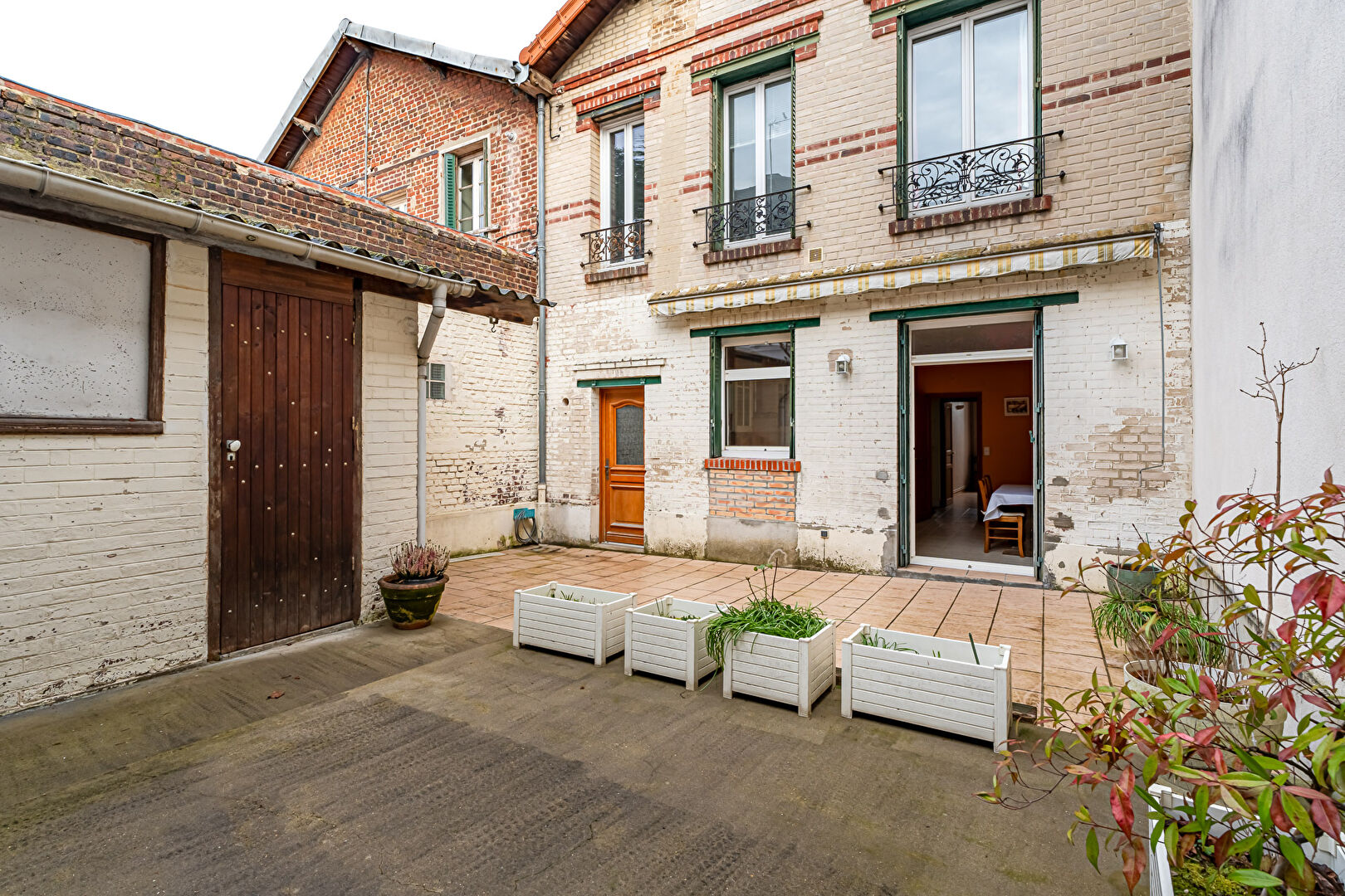 Triplex au charme d’une maison et sa cour intimiste.