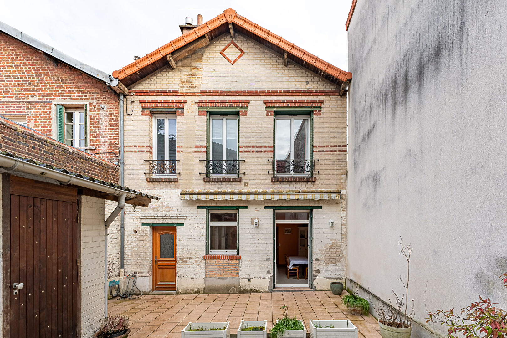 Triplex au charme d’une maison et sa cour intimiste.