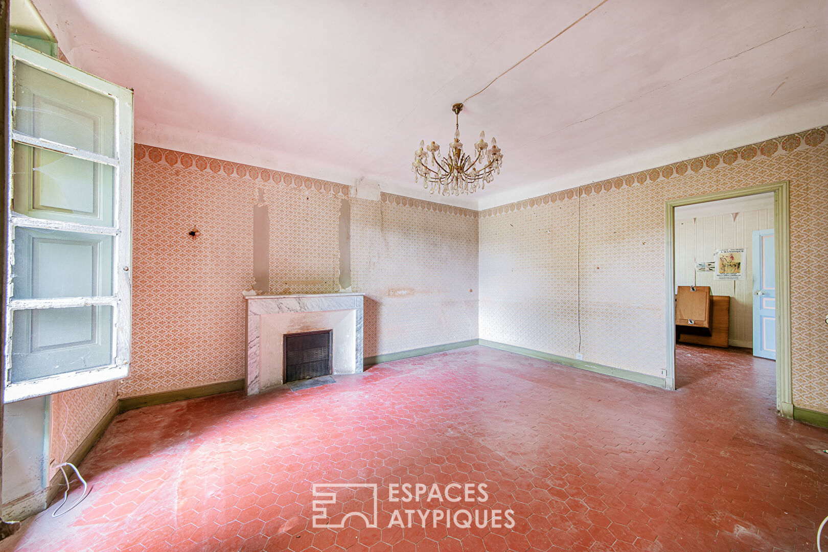 Estate with 19th century buildings to renovate on 2.5 hectares of wooded land