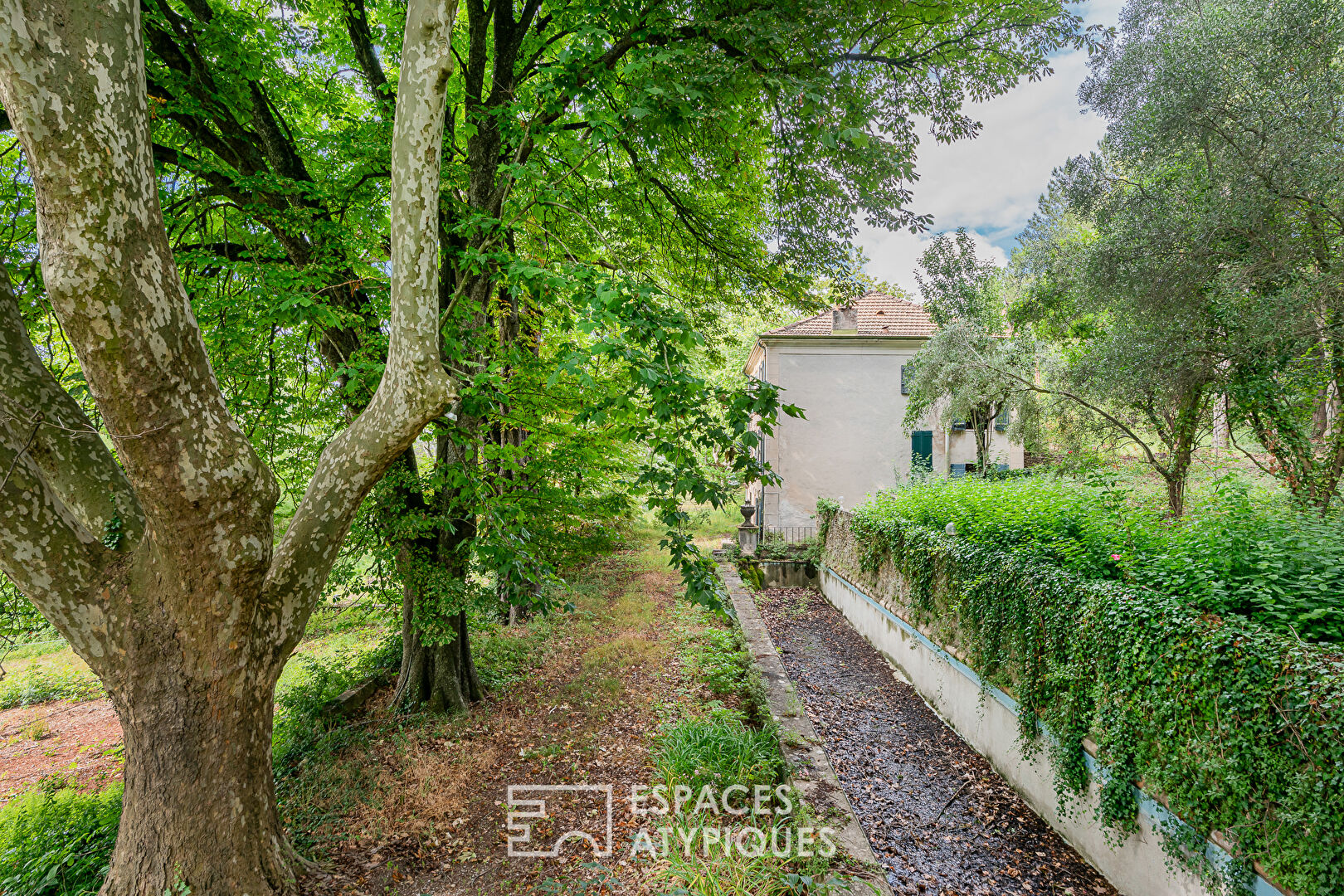 Estate with 19th century buildings to renovate on 2.5 hectares of wooded land